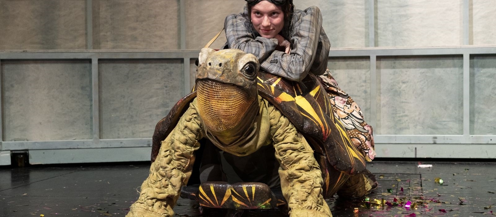 Theaterbuch MOMO auf der Schildkröte